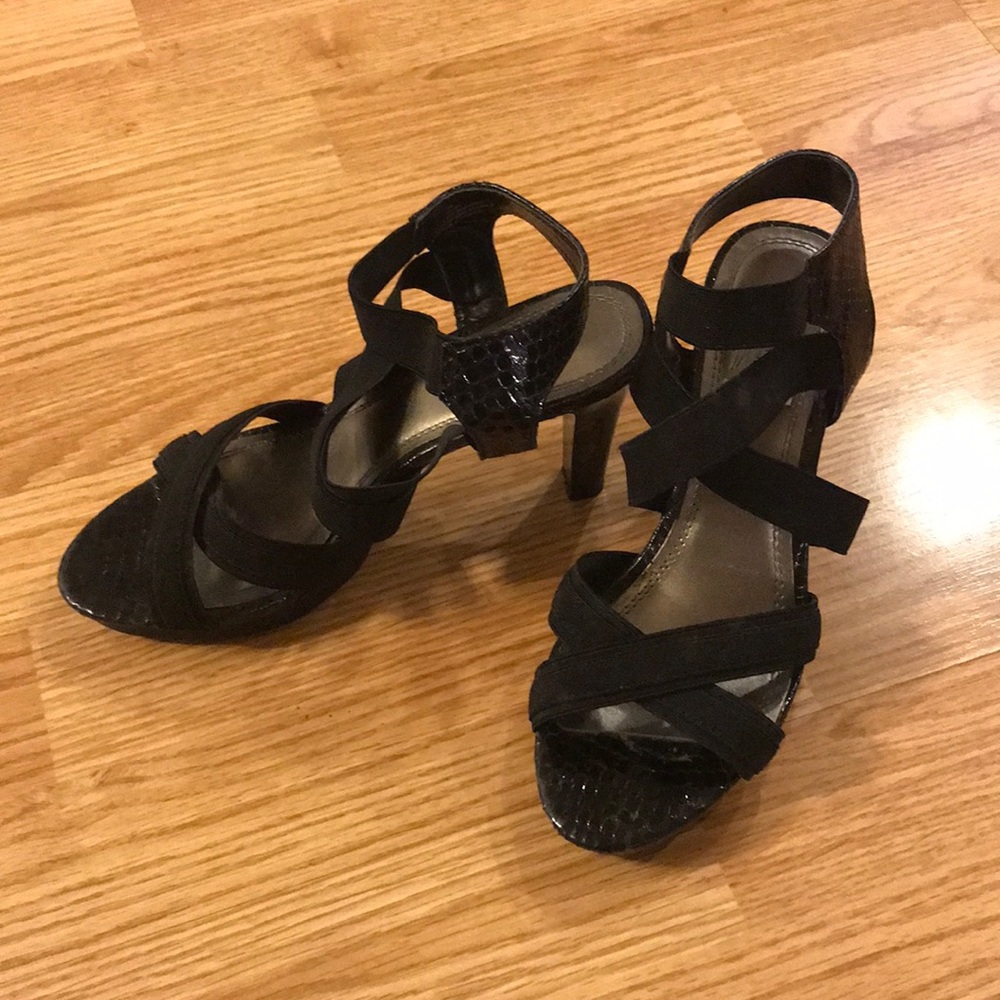 Size 6 black heels with Stretch bands